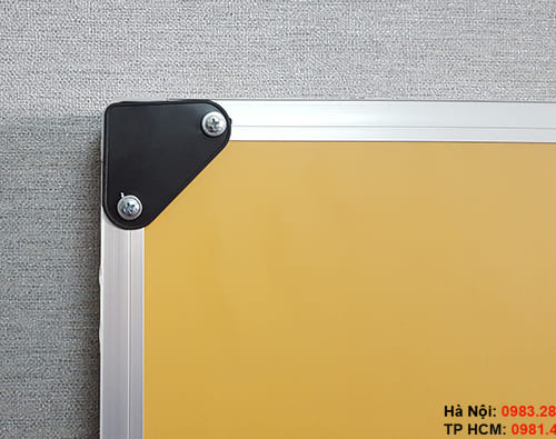 Mặt sau của bảng ghim nỉ