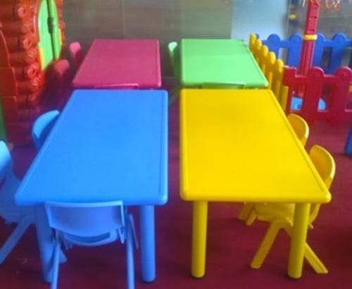 Bàn nhựa đúc nhập khẩu