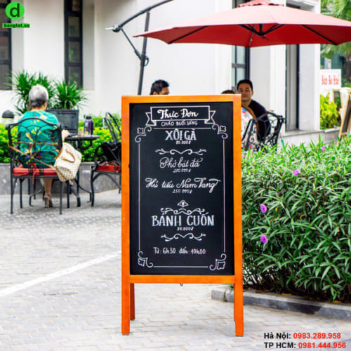 Bảng đen có chân Romana