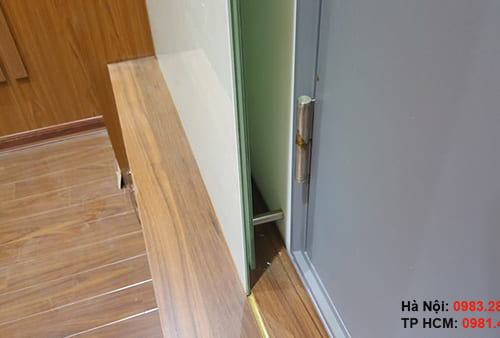 Bảng kính trắng văn phòng được gắn cố định lên tường nhờ các ốc inox