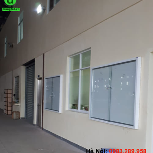 Bảng thông tin trong nhà treo tường
