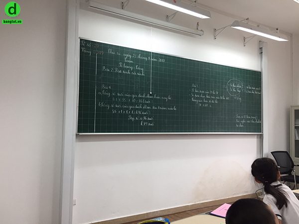 Bảng trượt dọc được dùng nhiều trong các trường học