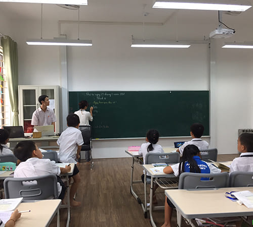 Bảng trượt lên xuống được lắp đặt tại trường tiểu học Archimedes