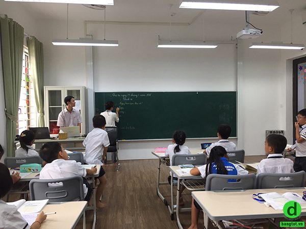 Bảng trượt lên xuống được lắp đặt tại trường tiểu học Archimedes