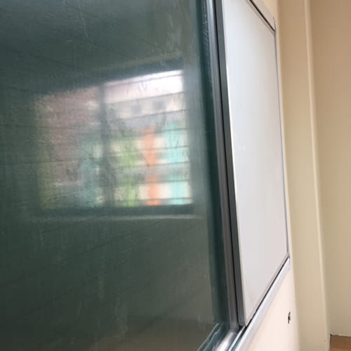 Bảng trượt ngang gồm 2 loại bảng: bảng trắng viết bút dạ, bảng xanh viết phấn