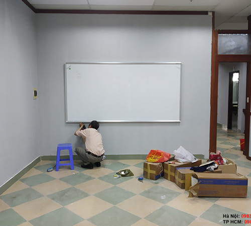 Bảng từ chống lóa tại trung tâm tiếng Nhật