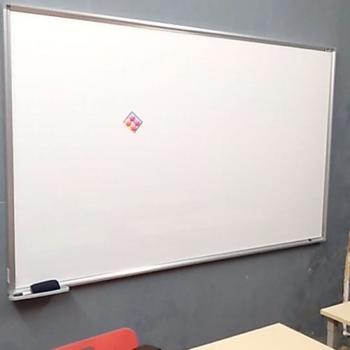 Lắp bảng từ trắng treo tường