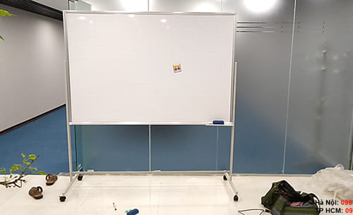Bảng viết bút lông có chân sau khi lắp đặt của công ty Cair