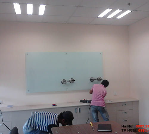 Lắp đặt bảng kính văn phòng
