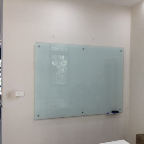 Bảng kính viết bút dạ treo tường