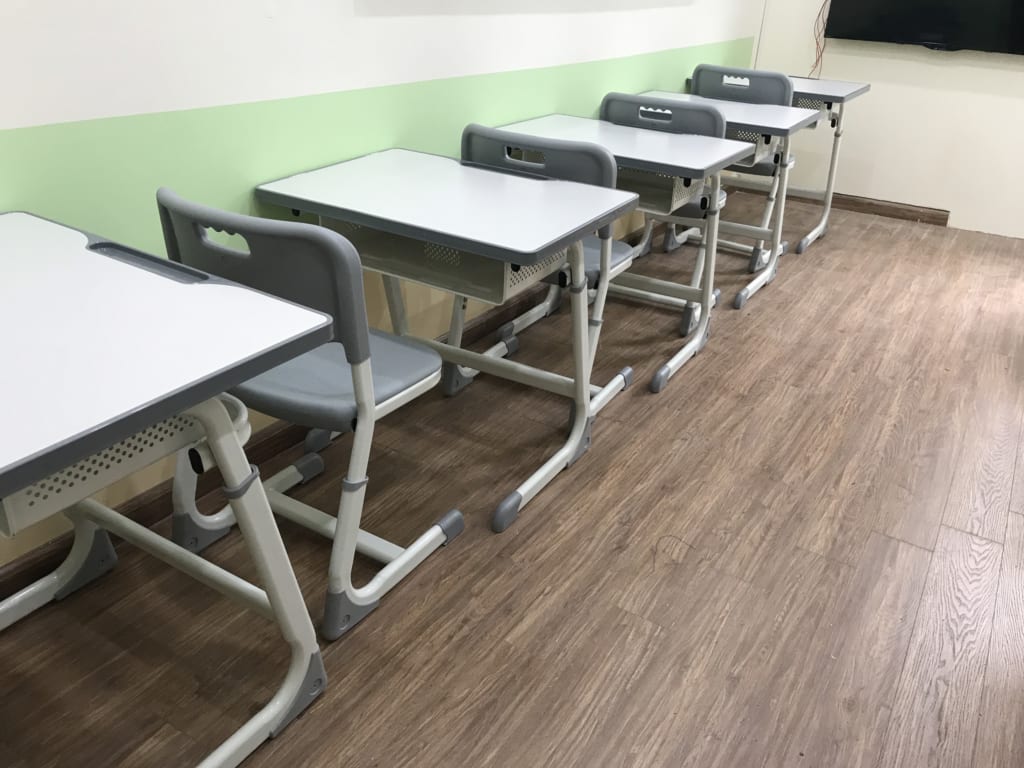 Bàn ghế chống gù chống cận cho lớp học