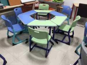 Lắp đặt bàn ghế học tập nhóm tại trung tâm Alisa English