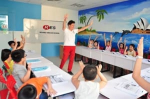 Lắp đặt bảng trắng treo tường dạy học tại trung tâm ngoại ngữ RES