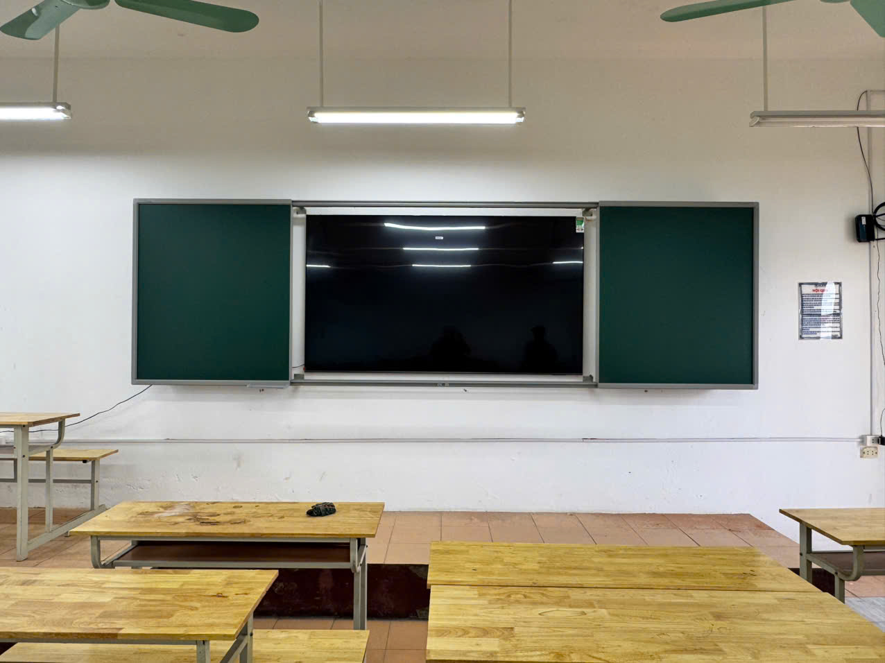 Hệ Bảng Trượt Liền Khối 2 Lớp Gồm 4 Bảng Dạy Học (2 Bảng Cố Đinh – 2 Bảng Trượt Kết Hợp TIVI) – ( VADOTO-SSBX04xxxx)