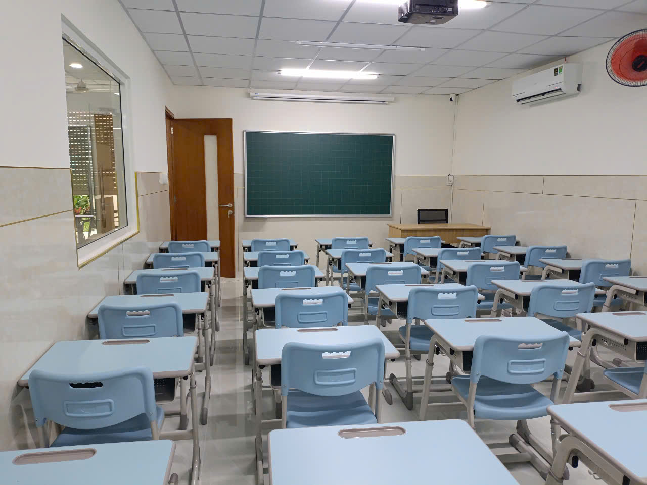 Dự án lắp đặt bàn ghế học sinh