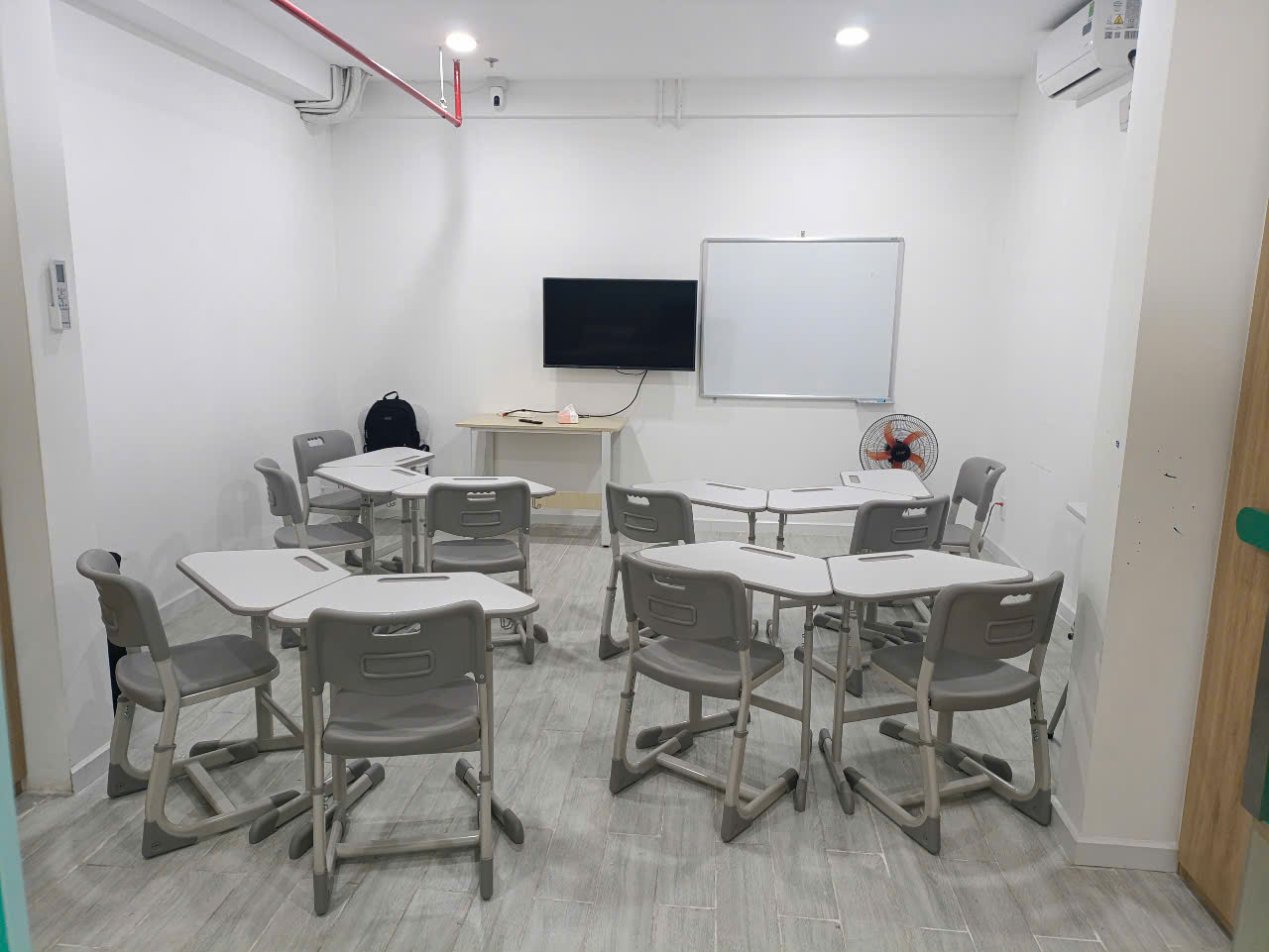 Dự án lắp đặt bàn ghế học sinh