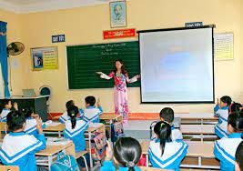 Giáo viên giảng dạy hàng ngày trên lớp