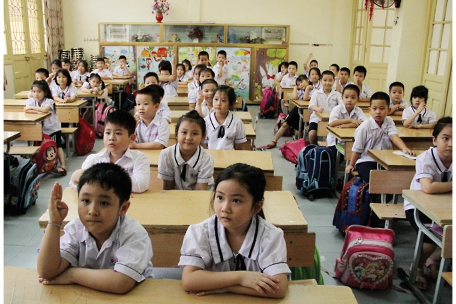 Học sinh học bài hăng say trong lớp học