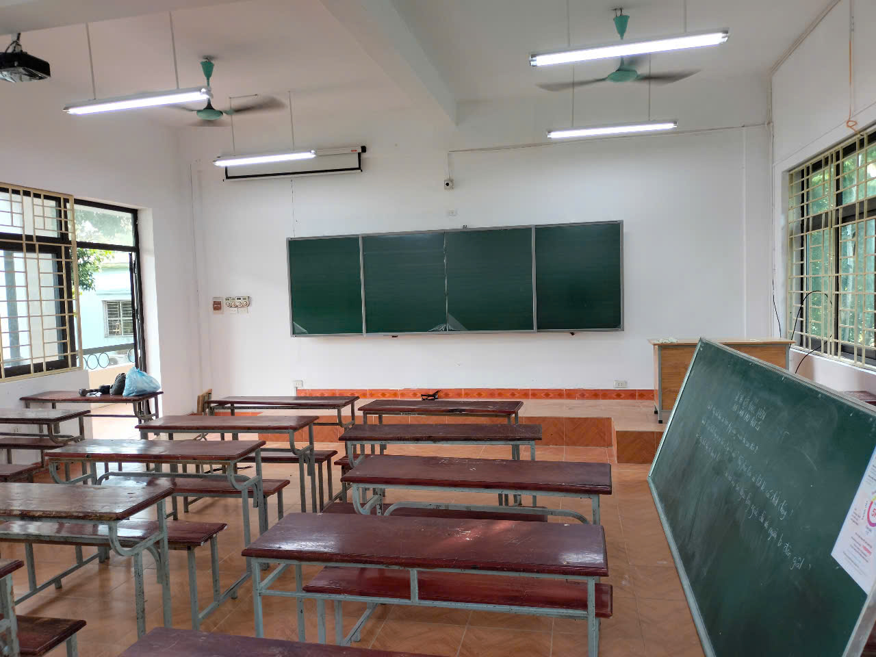 Bảng dạy học đóng vai trò quan trọng