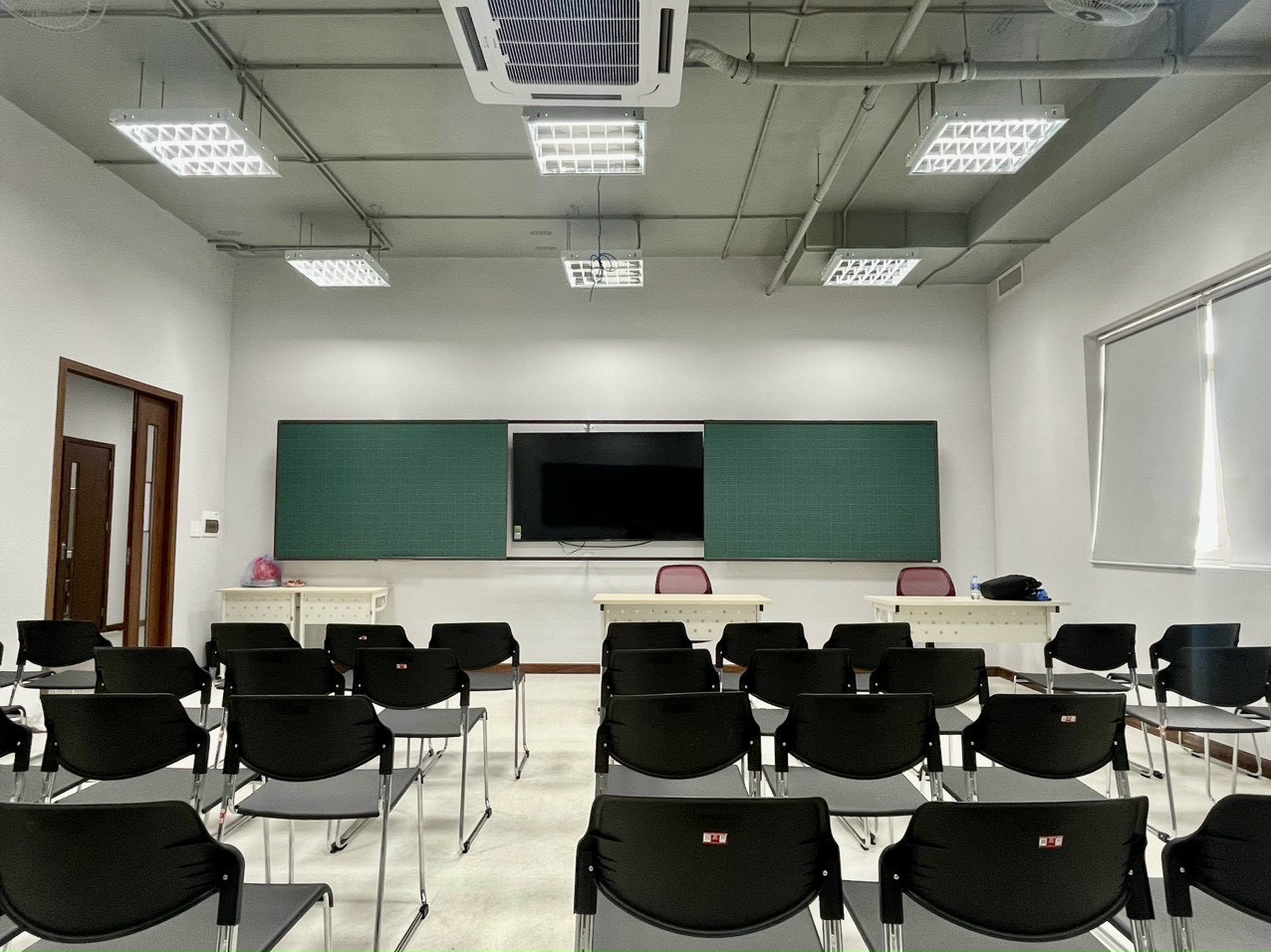 Bảng trượt ngang kết hợp tivi thông minh