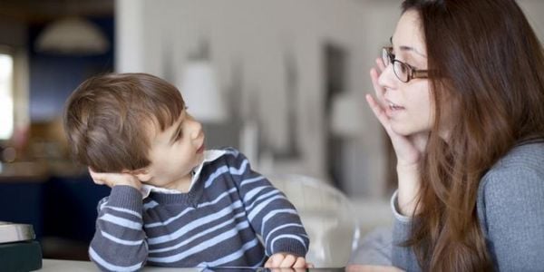 Con yêu từ chán học thành mê học nhờ bảng kính treo tường