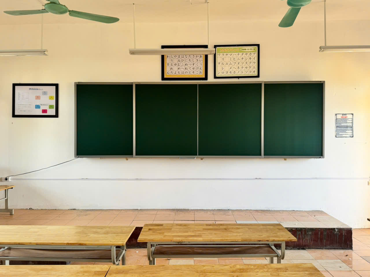 Bảng trượt ngang - sáng bừng không gian lớp học