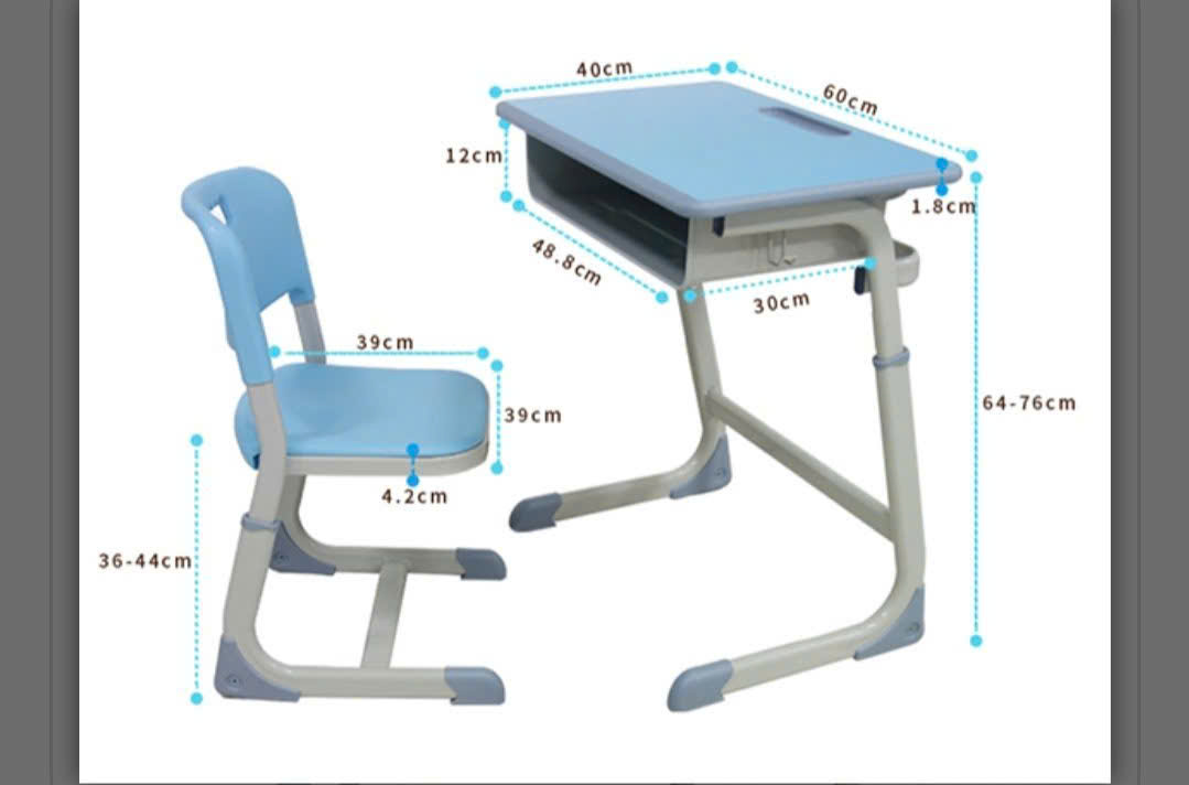 Ba mẹ nên trang bị bàn ghế chống gù chống cận cho con