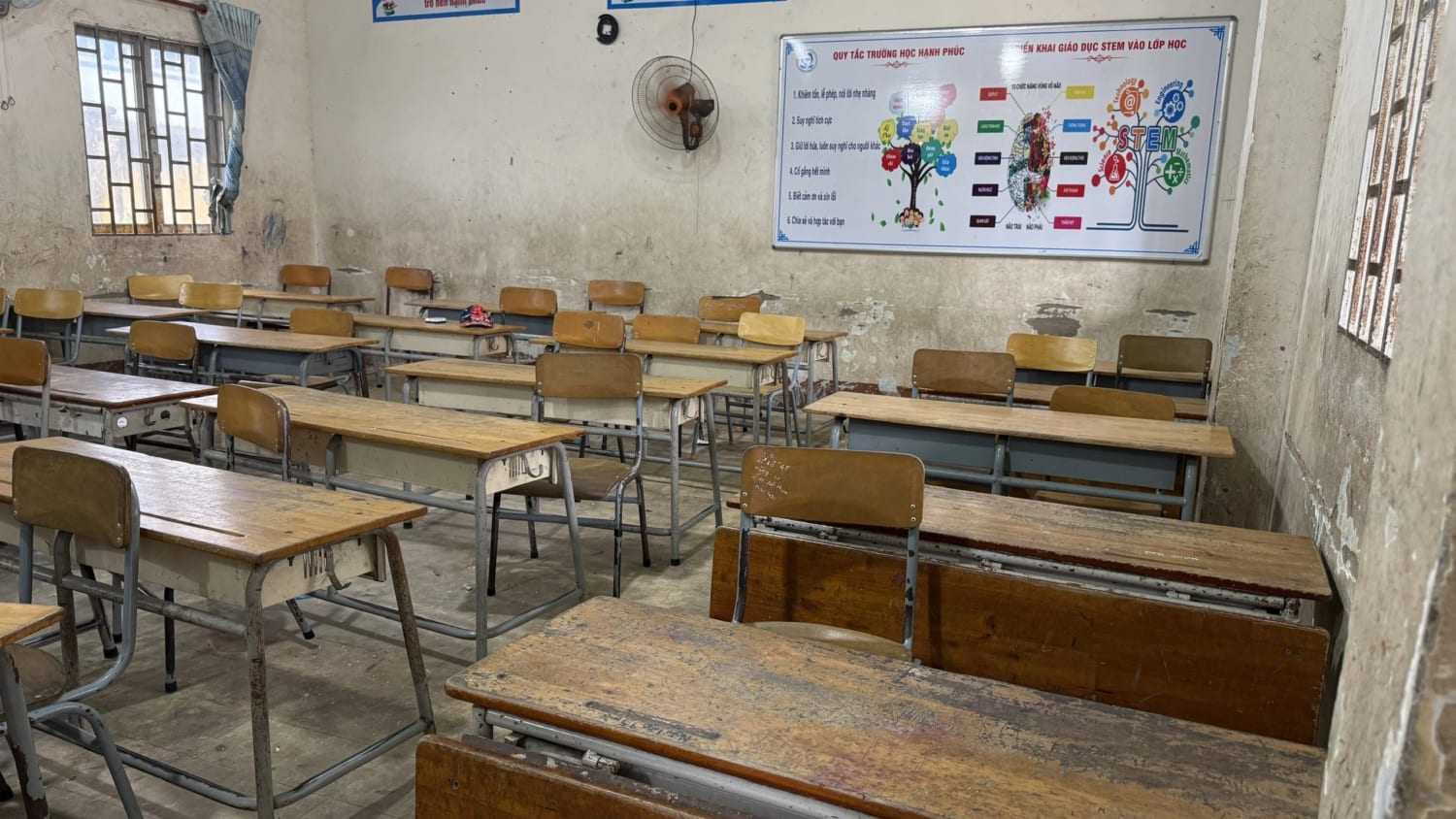 Bàn ghế học sinh kém chất lượng tại nhiều cơ sở giáo dục