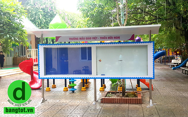Bảng thông tin trường học ngoài trời