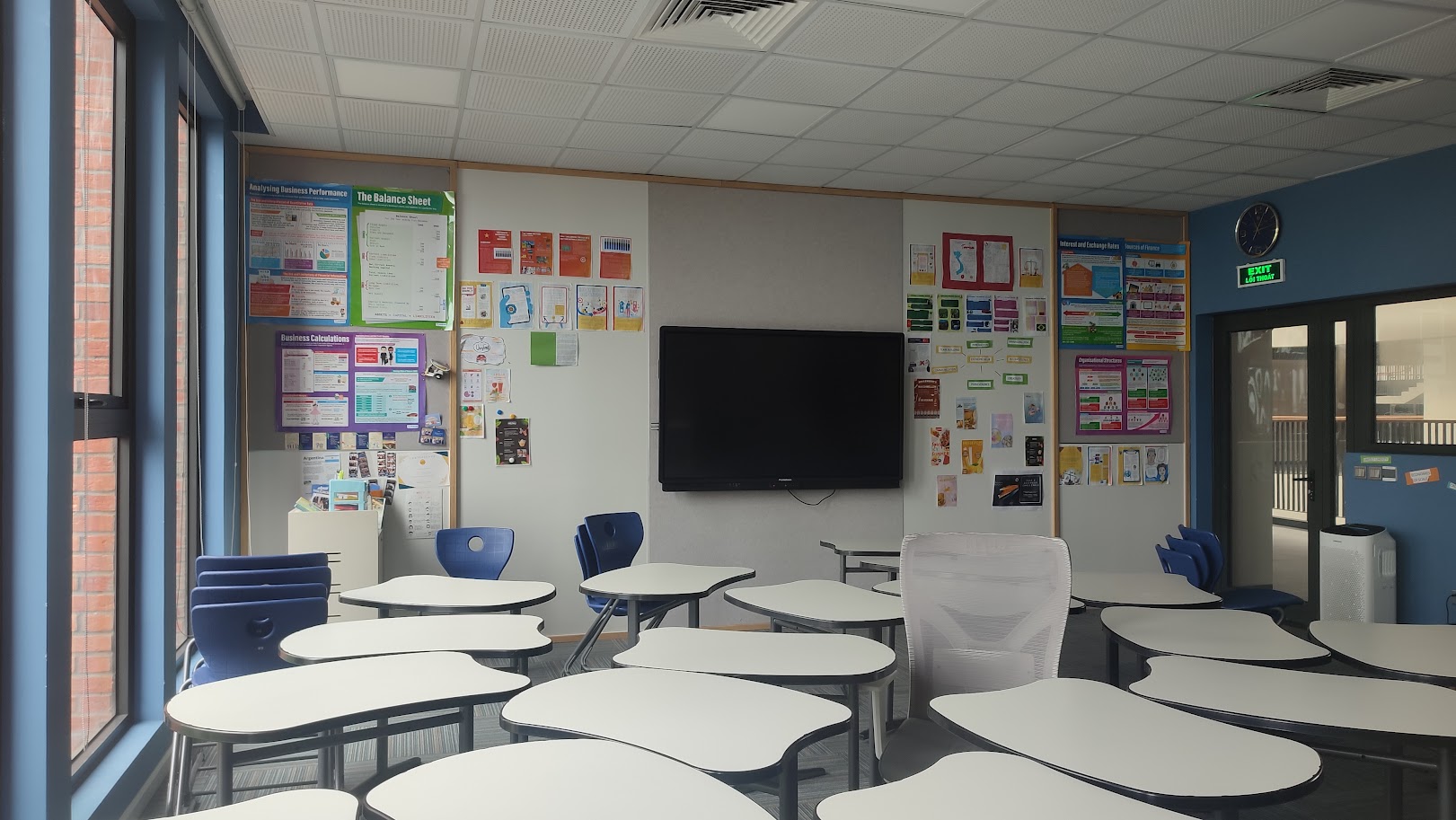 Lắp đặt bảng tương tác điện tử tại Quốc tế Gia Lâm